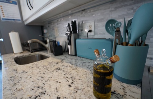 Northeast Virginia Beach Condominio | Modern Oceanfront Condo + Pool near Top Dining