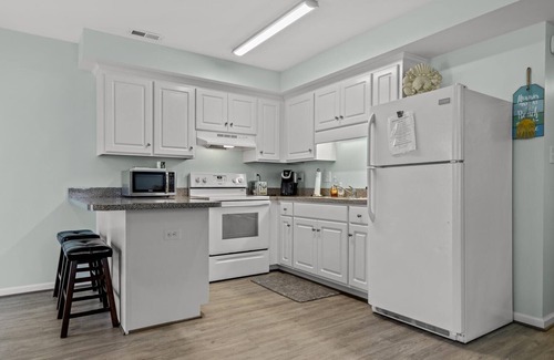 Atlantic Beach Condominio | Boardwalk Shores D 2 Bedroom Duplex by RedAwning