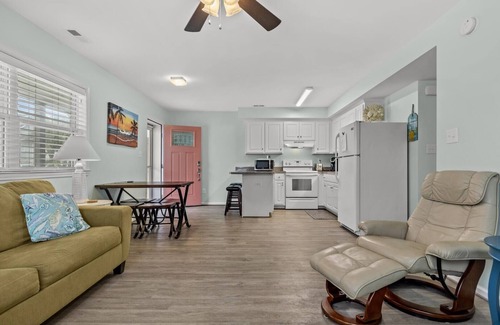 Atlantic Beach Condominio | Boardwalk Shores D 2 Bedroom Duplex by RedAwning