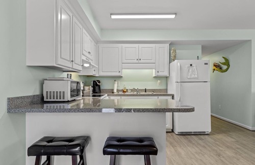 Atlantic Beach Condominio | Boardwalk Shores D 2 Bedroom Duplex by RedAwning