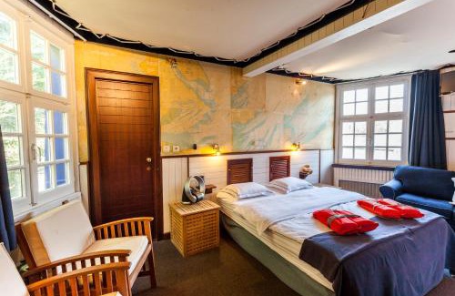 Historical Center Bruges Hotel | Boat Hotel De Barge