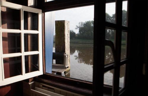 Historical Center Bruges Hotel | Boat Hotel De Barge