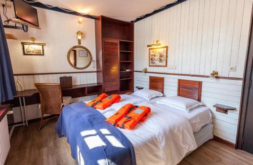 Historical Center Bruges Hotel | Boat Hotel De Barge