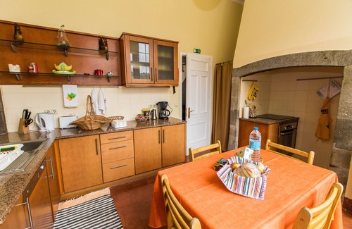 Povoacao Casa | Casa de barco duerme 4 en Furnas orilla de la laguna con canoas y bicicletas