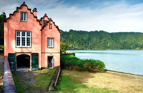 Povoacao Casa | Casa de barco duerme 4 en Furnas orilla de la laguna con canoas y bicicletas