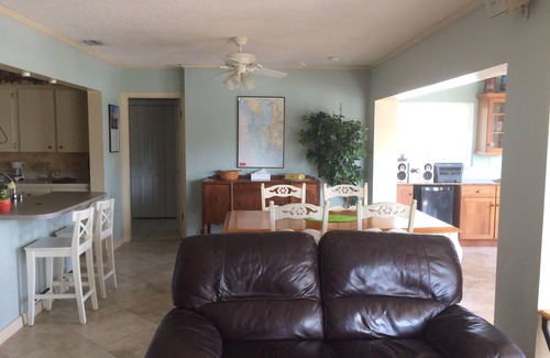 Memphis Casa | Boat Lover's, Spacious 4/3.5 waterfront saltwater canal home with dock and pool!