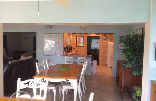 Memphis Casa | Boat Lover's, Spacious 4/3.5 waterfront saltwater canal home with dock and pool!