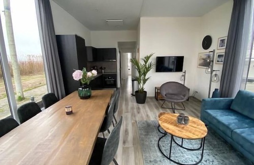 Biddinghuizen Casa | Boat with 3 bedrooms and a terrace