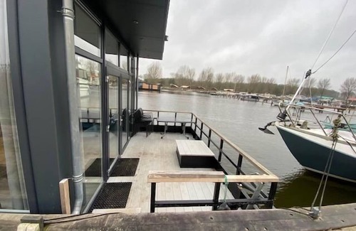 Biddinghuizen Casa | Boat with 3 bedrooms and a terrace