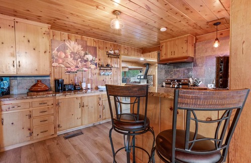 Pine Cove Casa | Bobcat Lodge W/BBQ, Deck + Firepit