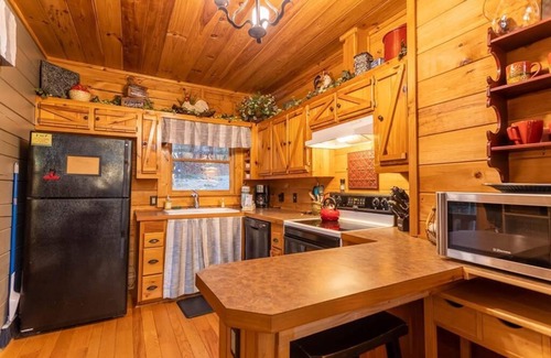 Purlear Cabina | Bobcat Retreat-Open for Bookings! Hot Tub, Private Retreat, WIFI