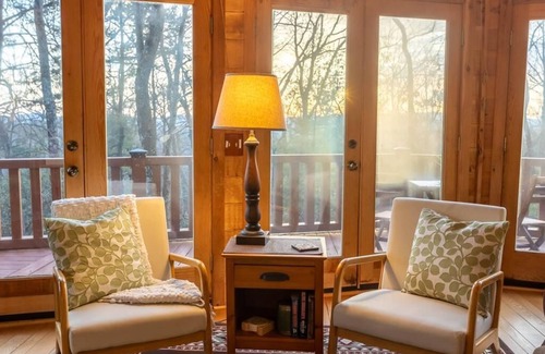 Purlear Cabina | Bobcat Retreat-Open for Bookings! Hot Tub, Private Retreat, WIFI