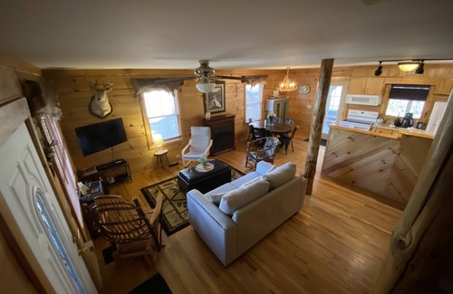 Sugar Grove Cabina | 🐾 Bobcat Run - real log cabin w/ huge hot tub! Near Watauga Lake 🚤 & River 🐟