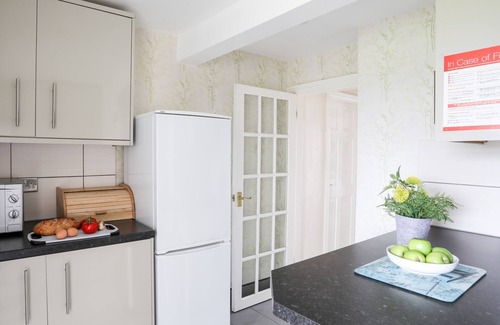 Holyhead Cabaña | BODLASAN GROES COTTAGE, pet friendly, with a garden in Llanfachraeth