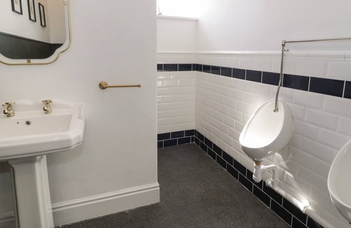 Bodorgan Cabaña | BODORGAN INN, pet friendly, with hot tub in Niwbwrch (Newborough)