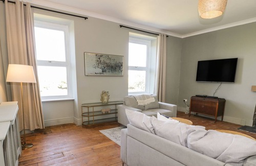 Bodorgan Cabaña | BODORGAN INN, pet friendly, with hot tub in Niwbwrch (Newborough)