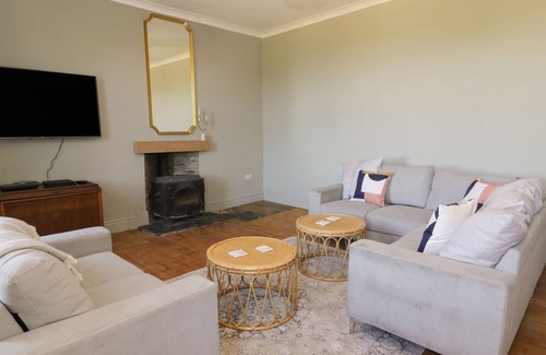 Bodorgan Cabaña | BODORGAN INN, pet friendly, with hot tub in Niwbwrch (Newborough)