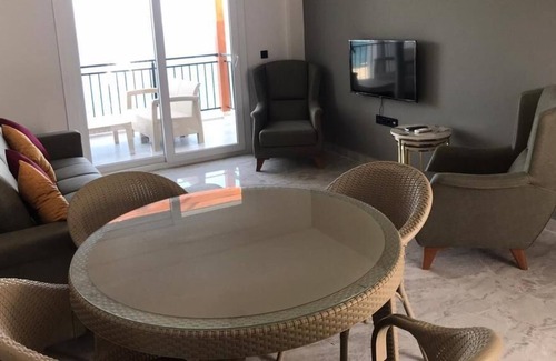 Milas Apartamento | Bodrum. Wohnung mit Meerblick, Privatem Strand, Aquapark und Infinity Pool