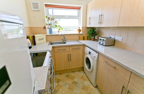 Ty Croes Apartamento | Bodwarren - a ground floor bedroom that sleeps 4 guests in 2 bedrooms