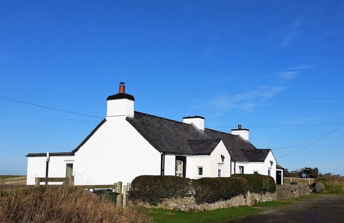 Ty Croes Apartamento | Bodwarren - a ground floor bedroom that sleeps 4 guests in 2 bedrooms