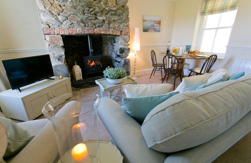 Ty Croes Apartamento | Bodwarren - a ground floor bedroom that sleeps 4 guests in 2 bedrooms