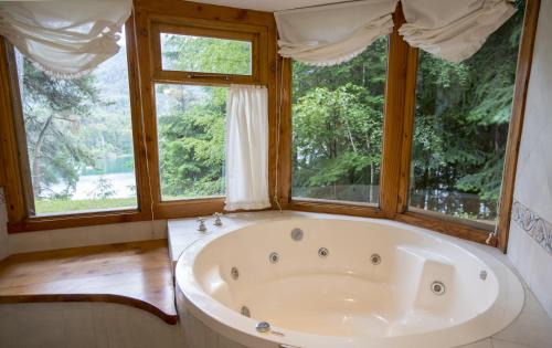 Puerto Manzano Casa | BOG Le Pommier - Cabañas con vista al lago y piscina climatizada