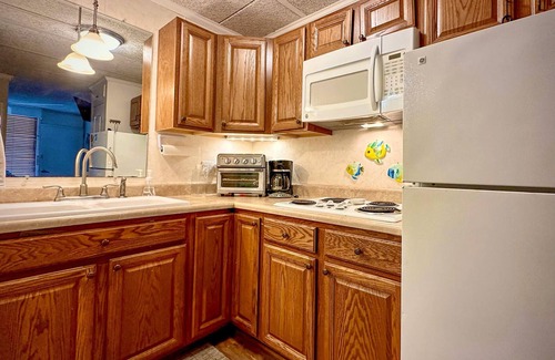 Atlantic Beach Condominio | Bogue Shores Studio - Sound Front Porch and Beach Access All-in-One!
