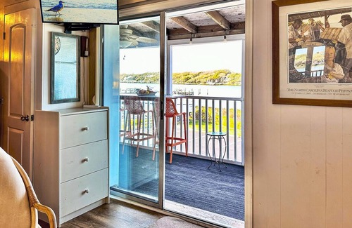 Atlantic Beach Condominio | Bogue Shores Studio - Sound Front Porch and Beach Access All-in-One!