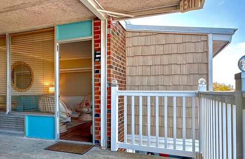 Atlantic Beach Condominio | Bogue Shores Studio - Sound Front Porch and Beach Access All-in-One!