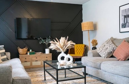 Hinesville Casa | Bohemian Bliss: Charming 3 bd Retreat w Home Gym