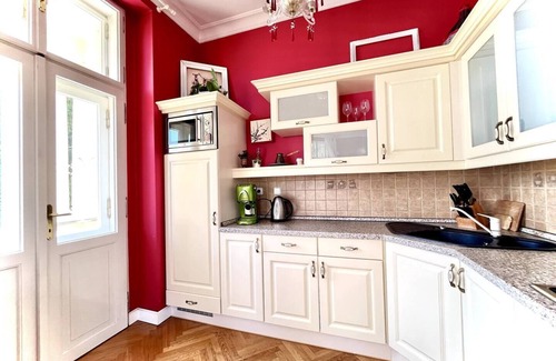 Karlovy Vary Apartamento | Bohemian City View + Balcony + Free Parking at the property