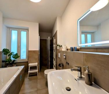 Andreasvorstadt Apartamento | BohnApartments - Altstadtoase - Balkon und Garten - WLAN