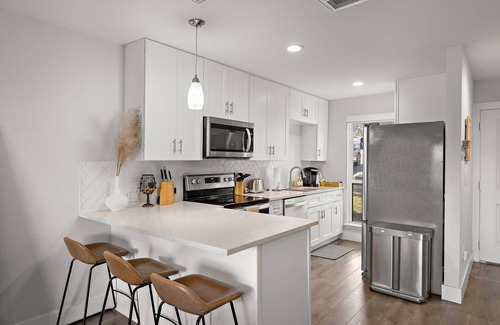 Galindo Condominio | Boho 2Bed Retreat - 5 min to Shops & Eats & Airport