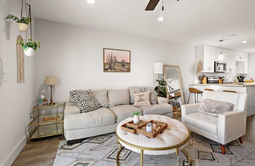 Galindo Condominio | Boho 2Bed Retreat - 5 min to Shops & Eats & Airport
