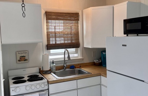 West Ocean City Cabaña | Boho Beach Cottage- Quiet, Deck, Private parking, Bikes- 1 mi to Beach & Boards!