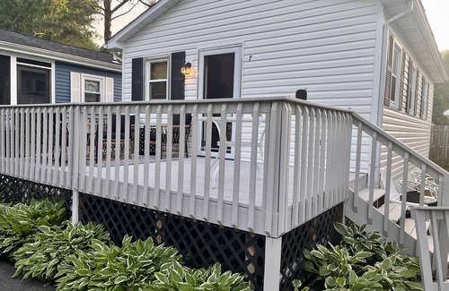 West Ocean City Cabaña | Boho Beach Cottage- Quiet, Deck, Private parking, Bikes- 1 mi to Beach & Boards!