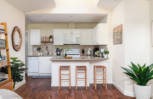 Santa Barbara Casa | Boho Bungalow Retreat: Spa, Ice Bath, Sauna, Tea Bar, Garden, Chickens, & Events