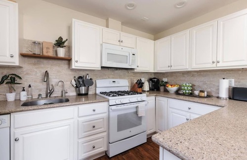 Santa Barbara Casa | Boho Bungalow Retreat: Spa, Ice Bath, Sauna, Tea Bar, Garden, Chickens, & Events