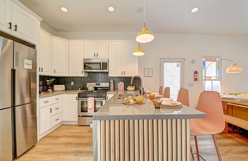 Logan Heights Casa | New Downtown Retreat: Hot tub, Fire pit, BBQ, Near Zoo & Convention Center