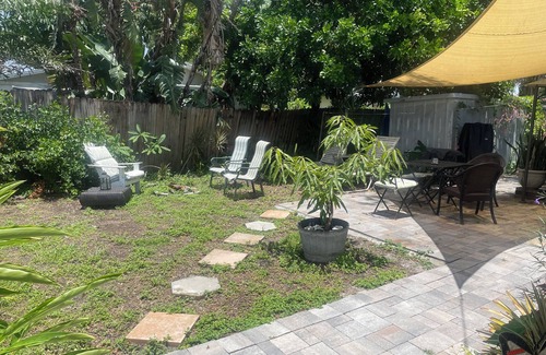 Disston Heights Apartamento | Boho Chic 1BR apt with hot tub, yard and BBQ near beach & downtown St. Pete