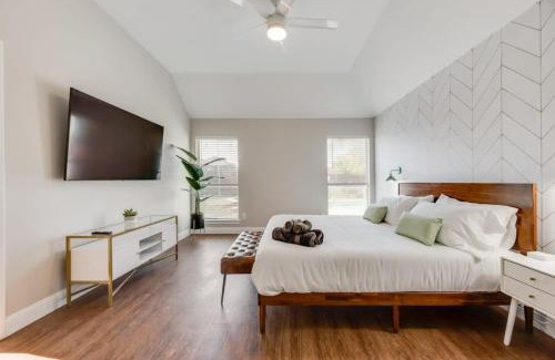 North Richland Hills Casa | Boho Chic Home w Backyard Paradise - Pool + Grill