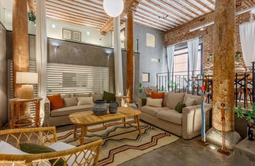 Barrio de La Latina Apartamento | Boho-Chic Loft in a Legendary 17th-Century 'Trap House
