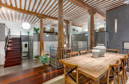 Barrio de La Latina Apartamento | Boho-Chic Loft in a Legendary 17th-Century 'Trap House
