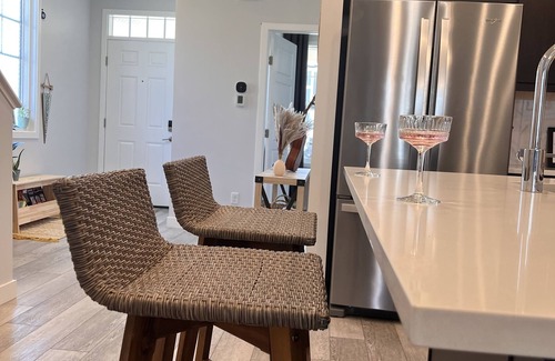 Evanston Casa | Boho chic Retreat: A stylish Vrbo home! Approved by City of Calgary