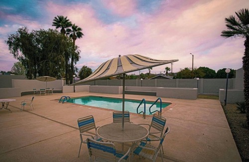 Casa De Oro Apartamento | Boho Haven Studio @Central PHX Private Patio Wi-Fi +Hot Tub +Pool+EV charging