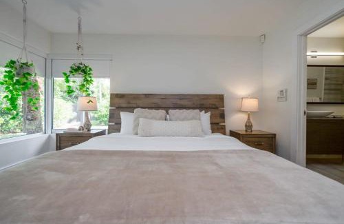 Glenvar Heights Casa | Boho House - Stylist Home with Parking and large Yard