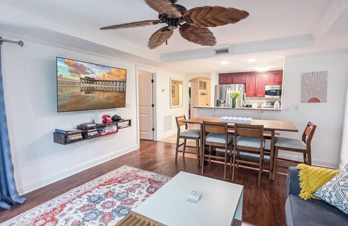 Savannah Beach Condominio | Boho-inspired condo easy walk to beach/pier, best restaurants, shops