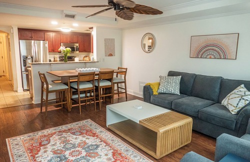 Savannah Beach Condominio | Boho-inspired condo easy walk to beach/pier, best restaurants, shops
