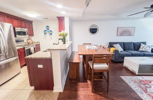 Savannah Beach Condominio | Boho-inspired condo easy walk to beach/pier, best restaurants, shops