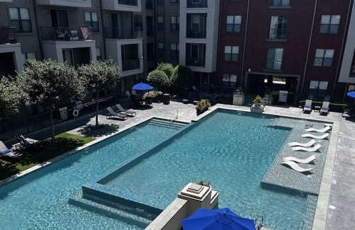 Dallas Design District Apartamento | Boho Lux of Design District w/ Pool View